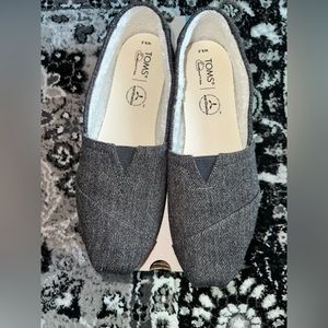 TOMS smoke grey heavy twill faux shearling, size 9.5, used